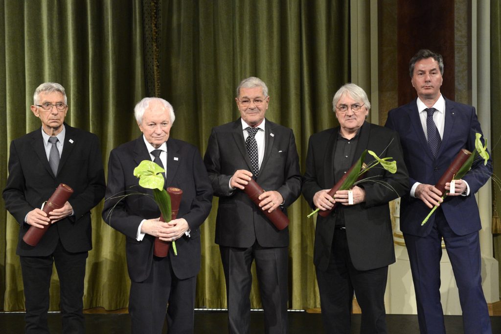 Budapest, 2016. november 3. A Nemzet Mûvésze díj kitüntetettjei: Bán Ferenc építõmûvész (b), Kalász Márton költõ, író, mûfordító (b2), Mécs Károly színmûvész (b3), Koltai Lajos operatõr (j2) és Varga Mátyás festõ- és szobrászmûvész, aki édesapja, Varga Imre szobrászmûvész nevében vette át az elismerést a díjátadási ünnepségen a Pesti Vigadóban 2016. november 3-án. MTI Fotó: Soós Lajos